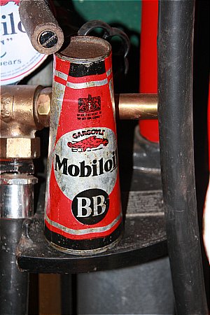MOBIL PINT OIL CONE - click to enlarge