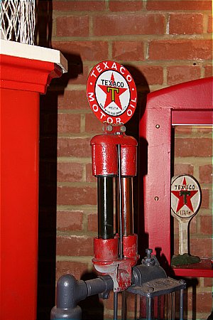 TEXACO OIL SAMPLE DISPLAY UNIT. - click to enlarge