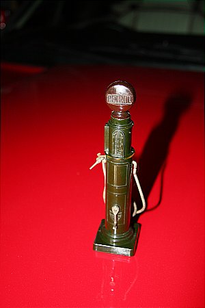 HAMMOND MINATURE BAKELITE PUMP. - click to enlarge