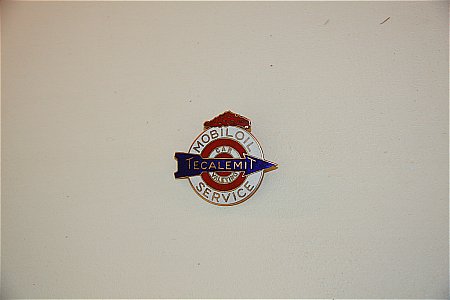 MOBIL TECALEMIT ENAMEL BADGE - click to enlarge